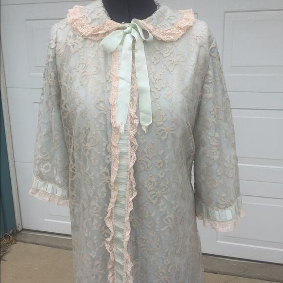 CLOSET CLEAR OUT! Vintage Robe Covered Buttons Blue Lining Lace Overlay - Picture 3 of 4